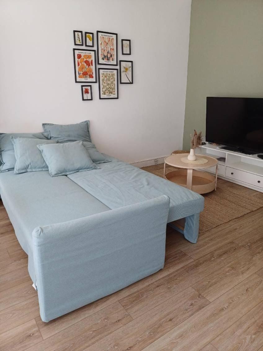 Communal lounge/ TV room, Bed, TV and multimedia, Living room, Photo of the whole room, Seating area