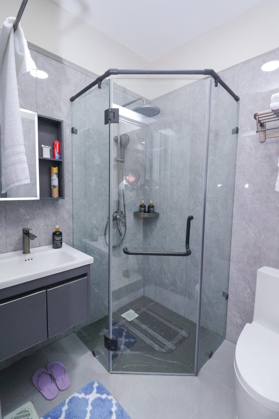 Shower, Toilet, Bathroom, towels