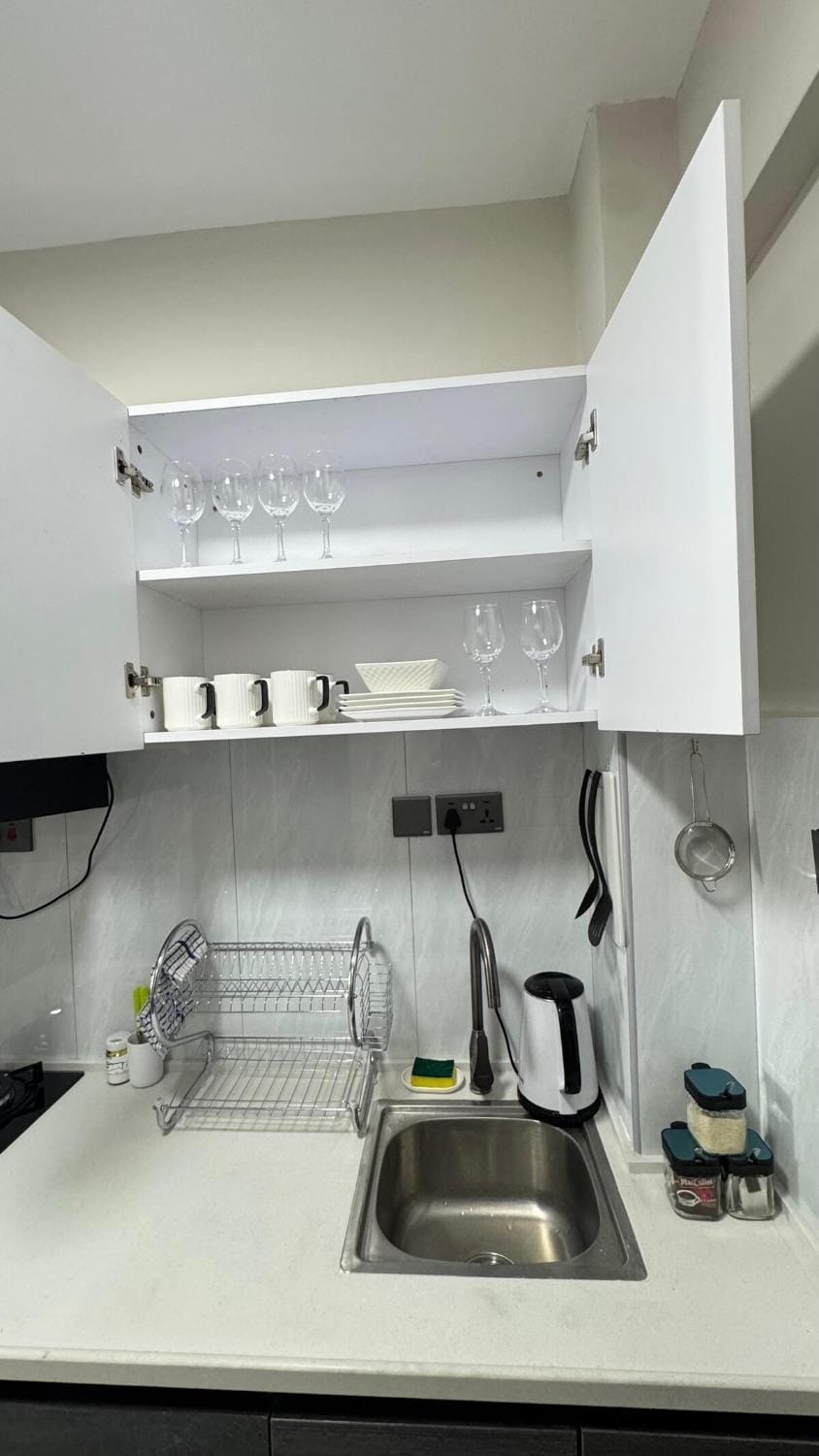 Coffee/tea facilities, Kitchen or kitchenette, stove