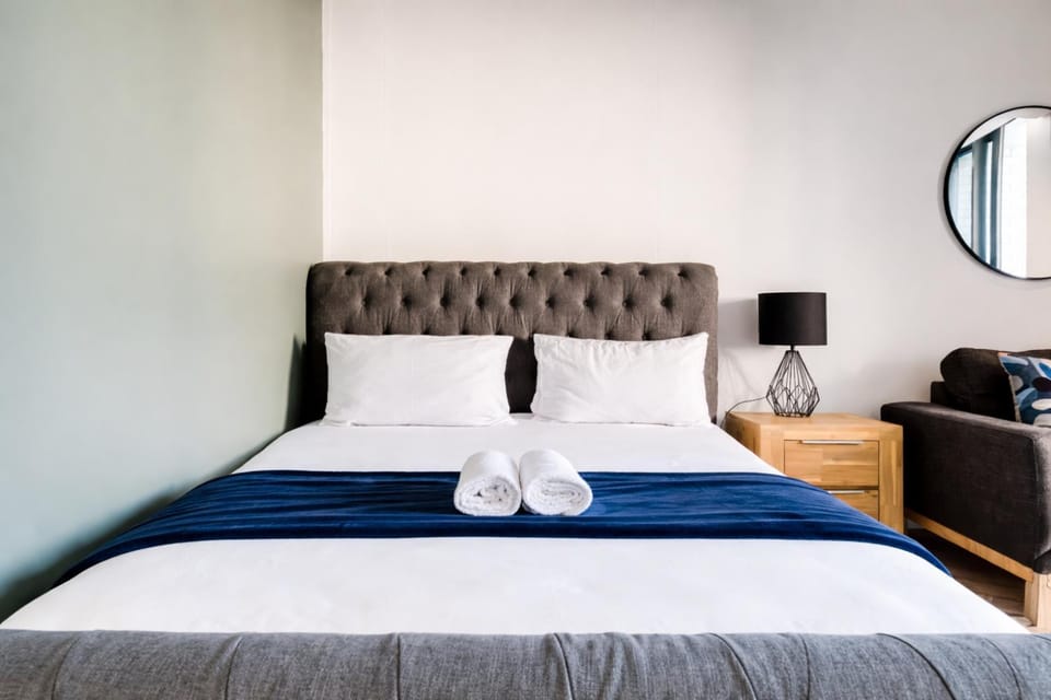 Bed, Bedroom, towels