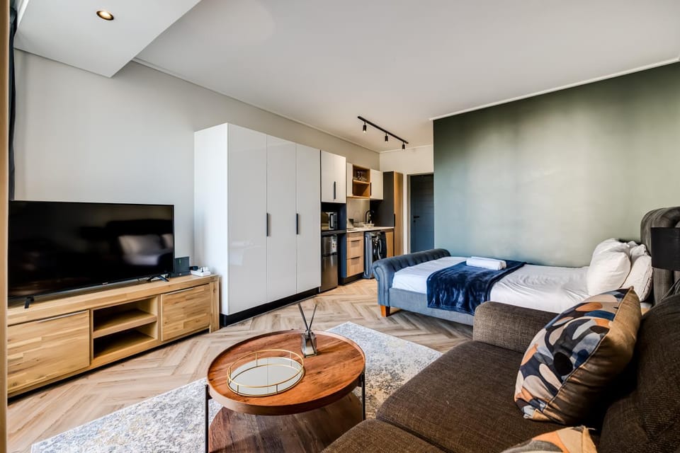 Bed, TV and multimedia, Living room, Seating area, Bedroom