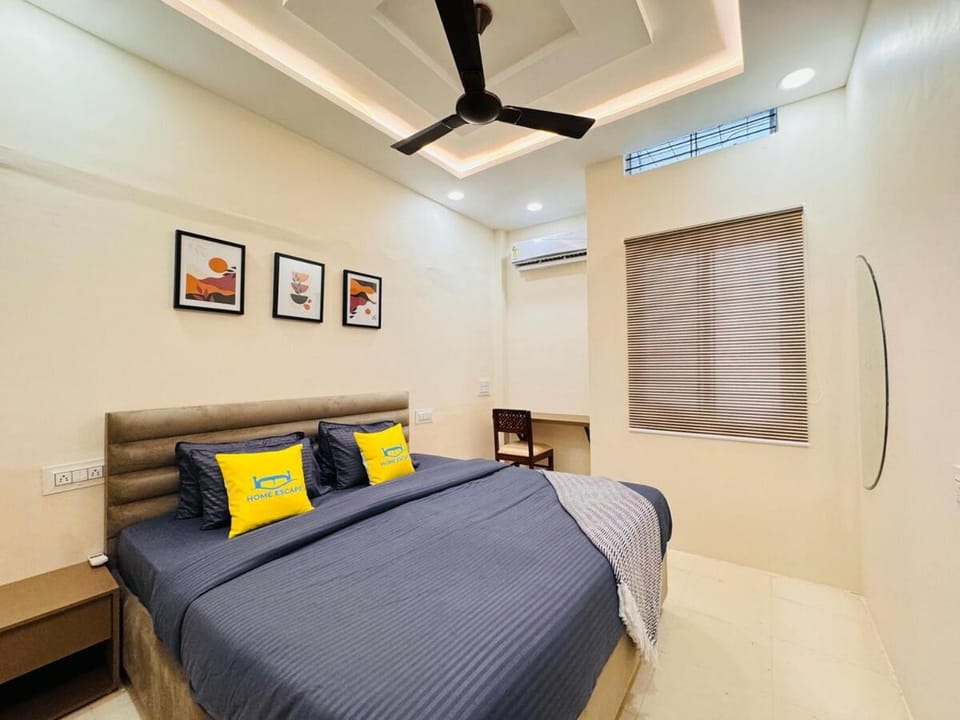 Bed, Photo of the whole room, Bedroom, fireplace, air conditioner