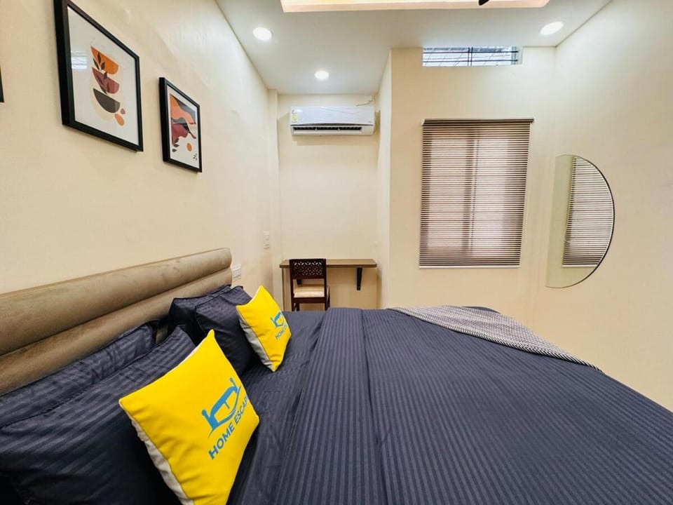 Bed, Living room, Photo of the whole room, Seating area, Bedroom, air conditioner