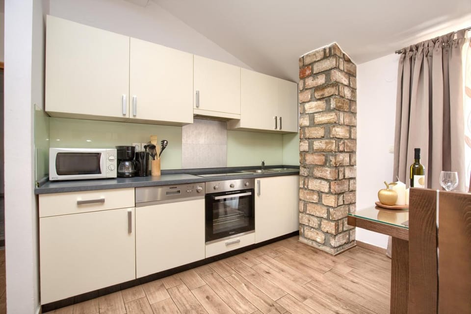 Kitchen or kitchenette, Breakfast, dishwasher, oven, stove, toaster