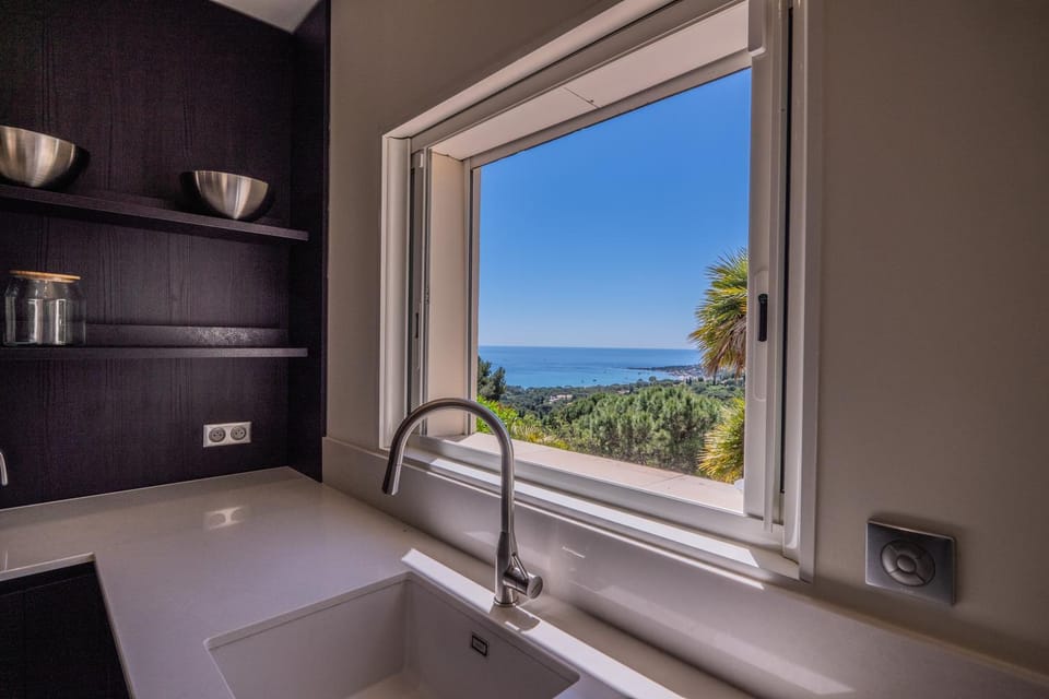 Kitchen or kitchenette, Sea view