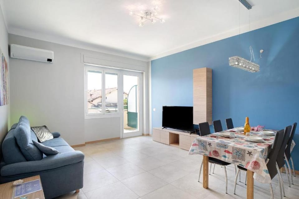 Communal lounge/ TV room, TV and multimedia, Living room, Seating area, Dining area, Evening entertainment, air conditioner