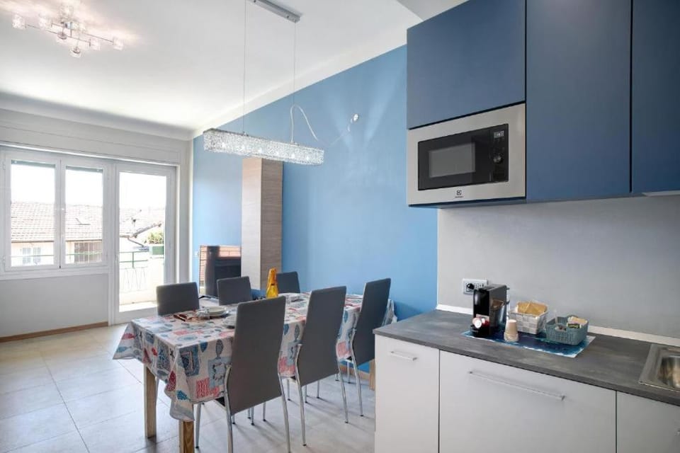 Coffee/tea facilities, Kitchen or kitchenette, Living room, Seating area, Dining area, microwave, oven, stove