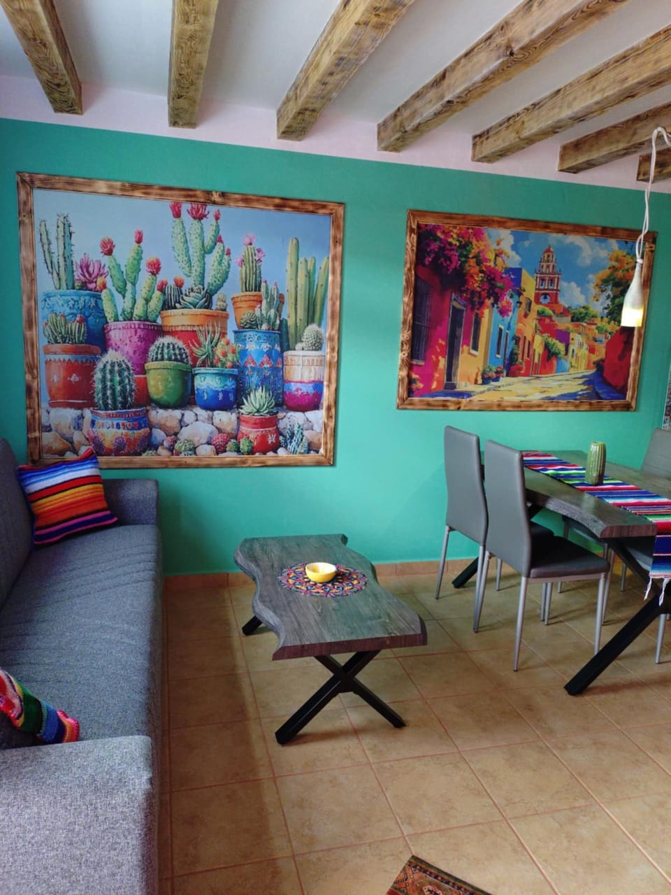 Living room, Food and drinks, Decorative detail, Seating area, Dining area, Evening entertainment, Food