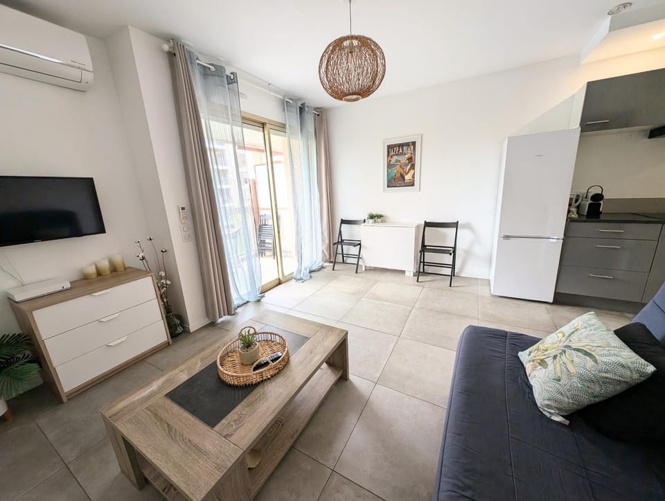 TV and multimedia, Living room, Dining area, air conditioner