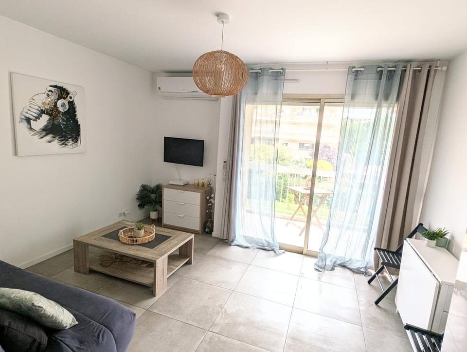 TV and multimedia, Living room, Seating area, air conditioner