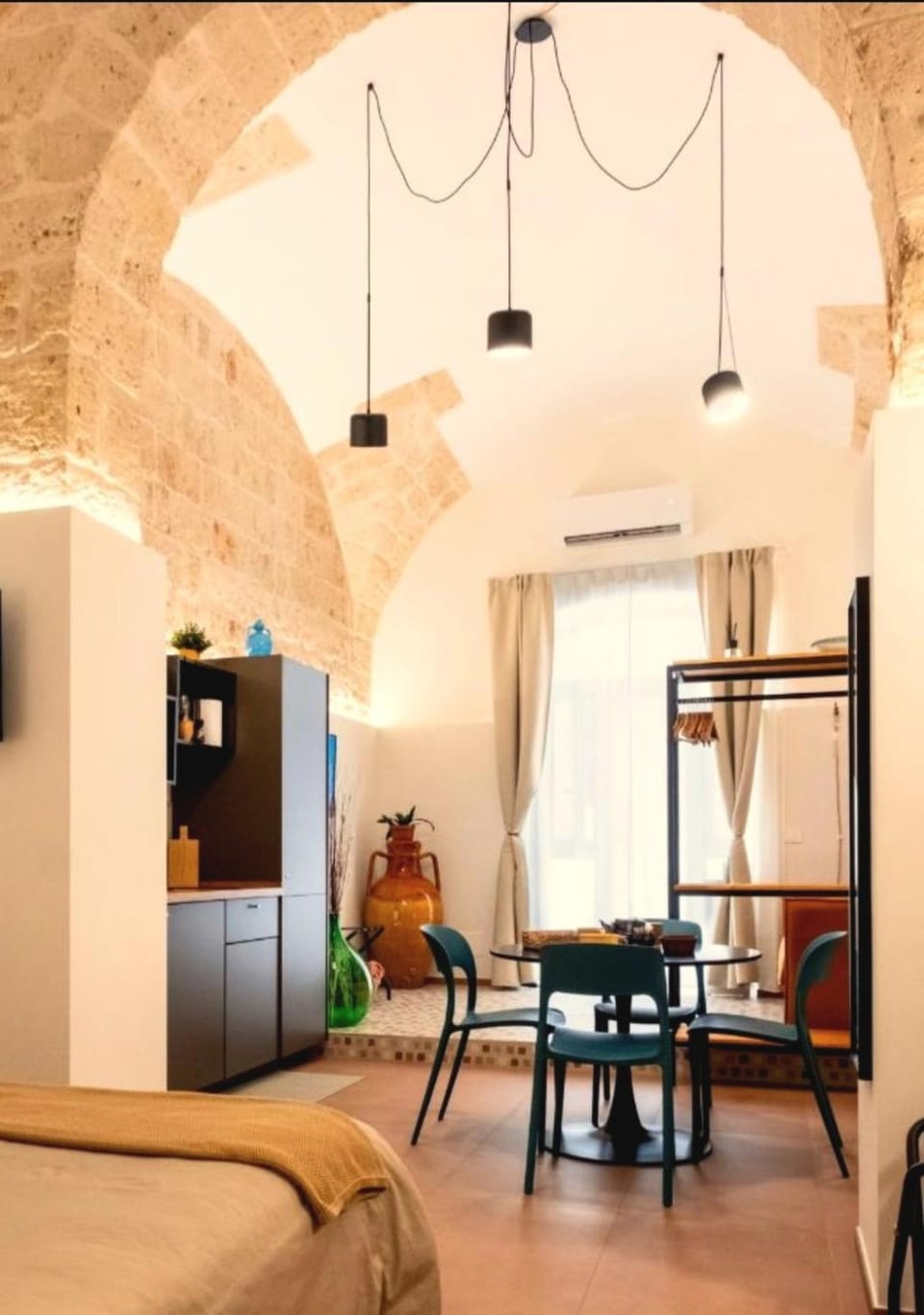 Bed, Kitchen or kitchenette, Living room, Photo of the whole room, Seating area, Dining area, Bedroom, air conditioner