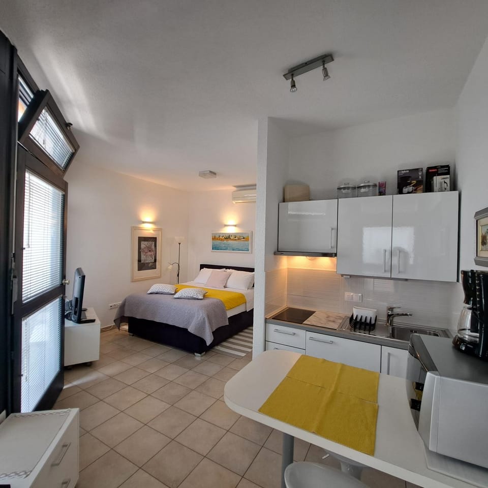 Bed, TV and multimedia, Kitchen or kitchenette