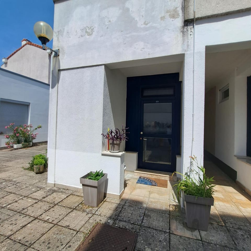 Property building, Facade/entrance, Day