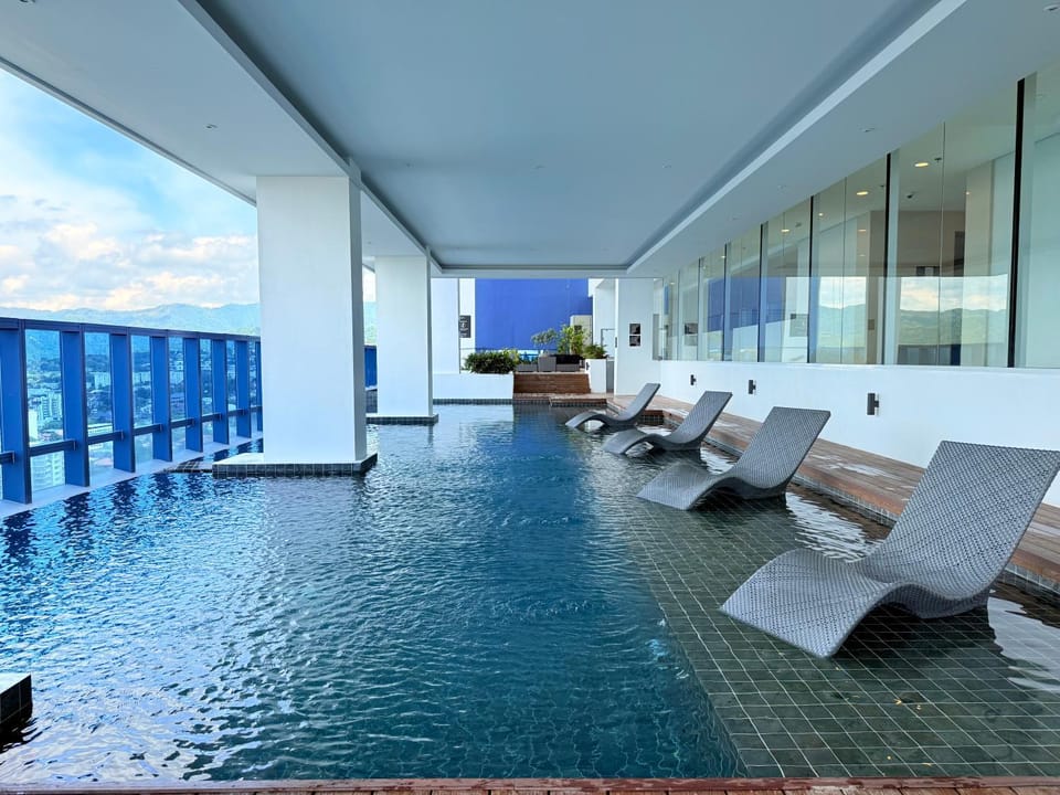 38 Park Ave Studio in IT Park with Netflix, Pool & Gym Apartment in Lapu-Lapu City