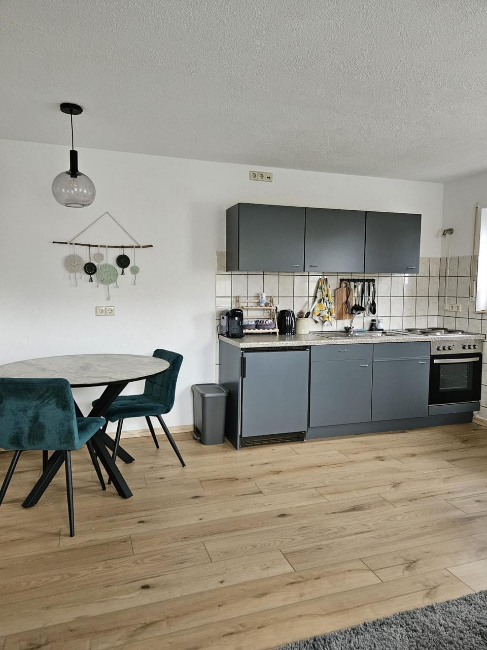 Kitchen or kitchenette, Dining area, stove
