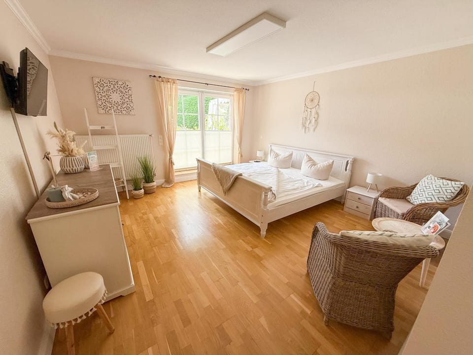 Bed, Photo of the whole room, Seating area, Bedroom