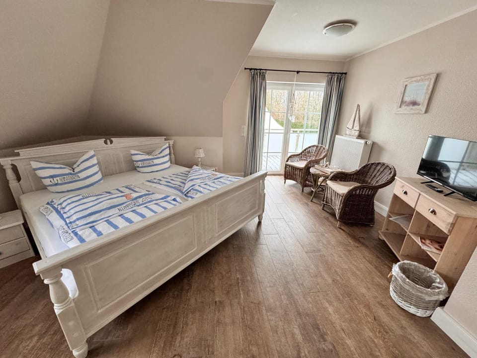 Bed, Photo of the whole room, Seating area