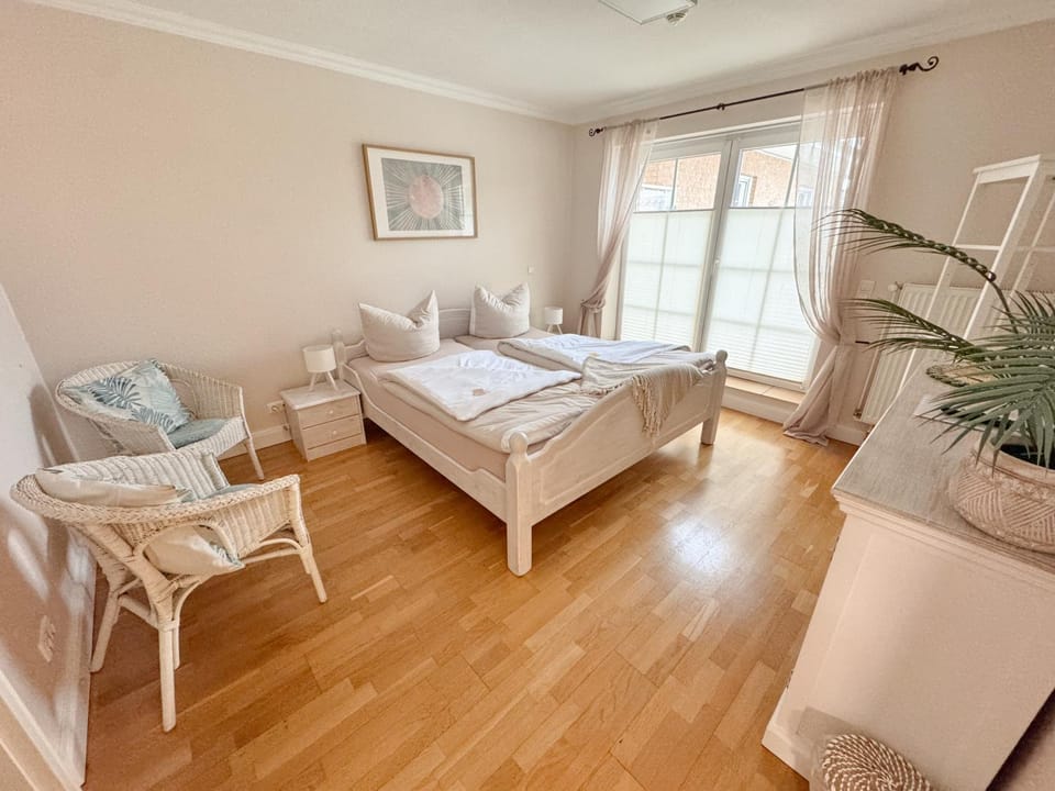 Bed, Photo of the whole room, Seating area