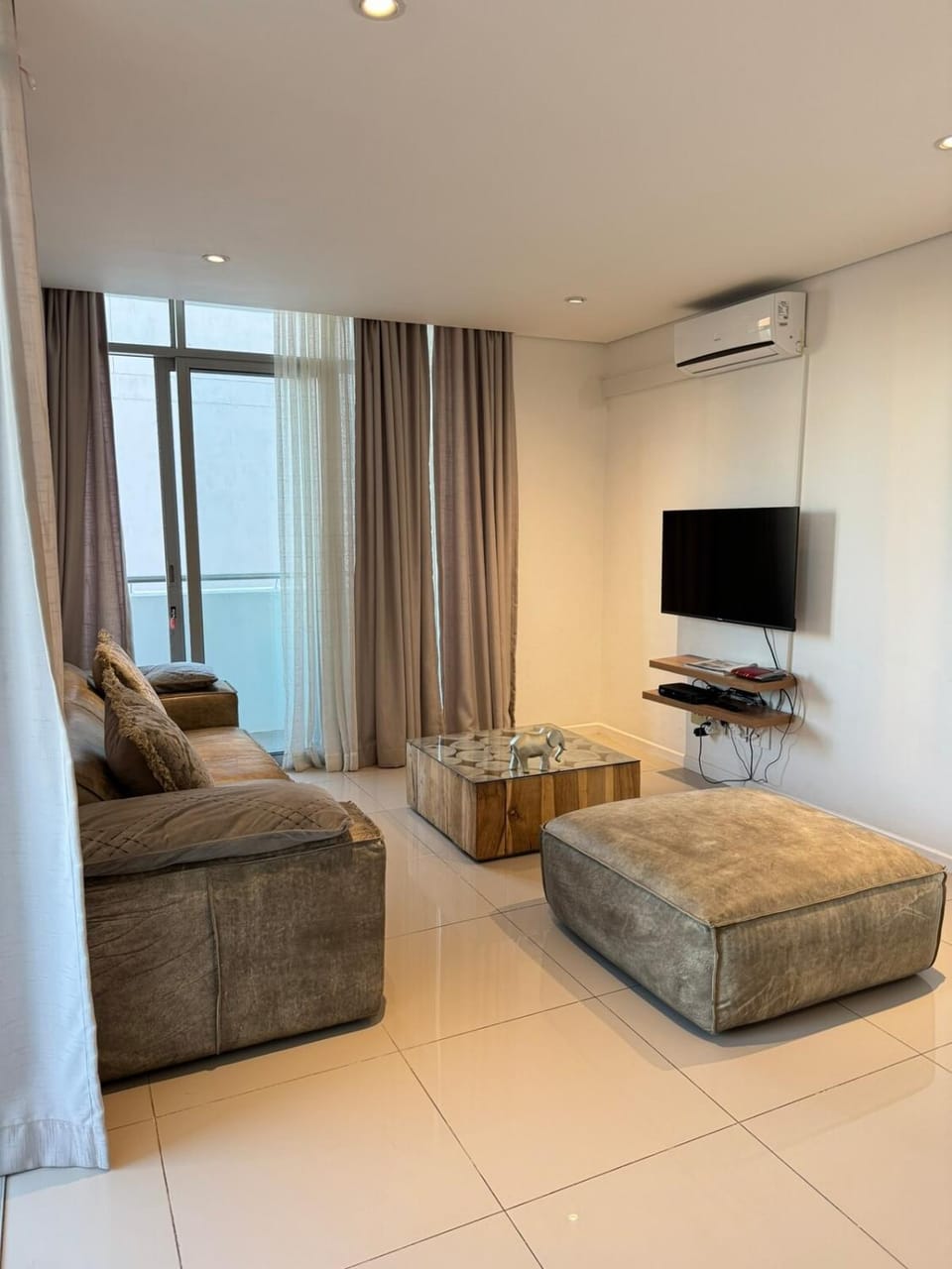 TV and multimedia, Living room, Seating area, air conditioner