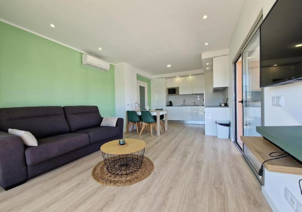 TV and multimedia, Kitchen or kitchenette, Living room, Seating area, oven