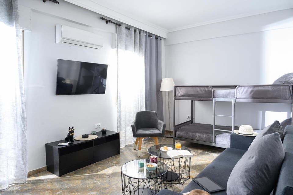 TV and multimedia, Living room, Seating area, Evening entertainment, air conditioner