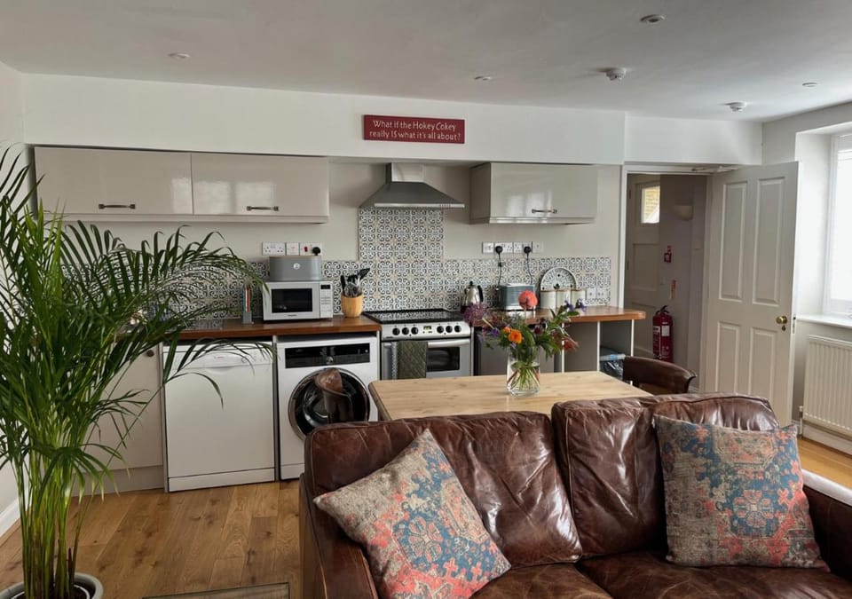 Coffee/tea facilities, Kitchen or kitchenette, Living room, Seating area, Dining area, dishwasher, oven, pet friendly, stove, toaster, washing machine, dryer