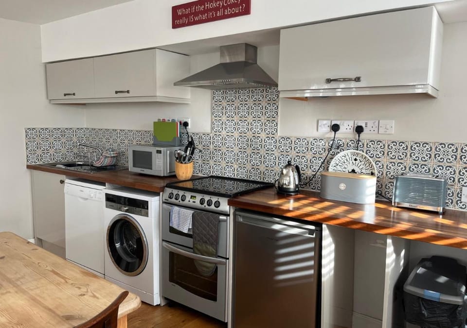 Coffee/tea facilities, Kitchen or kitchenette, dishwasher, oven, pet friendly, stove, toaster, washing machine
