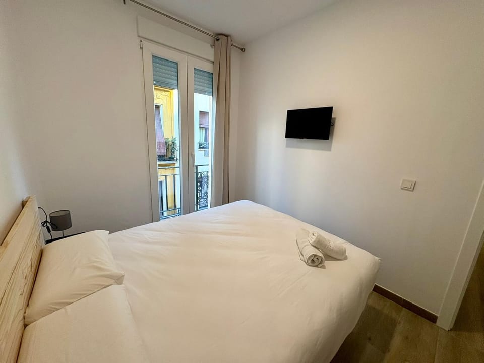 Bed, TV and multimedia, Photo of the whole room, Bedroom, towels