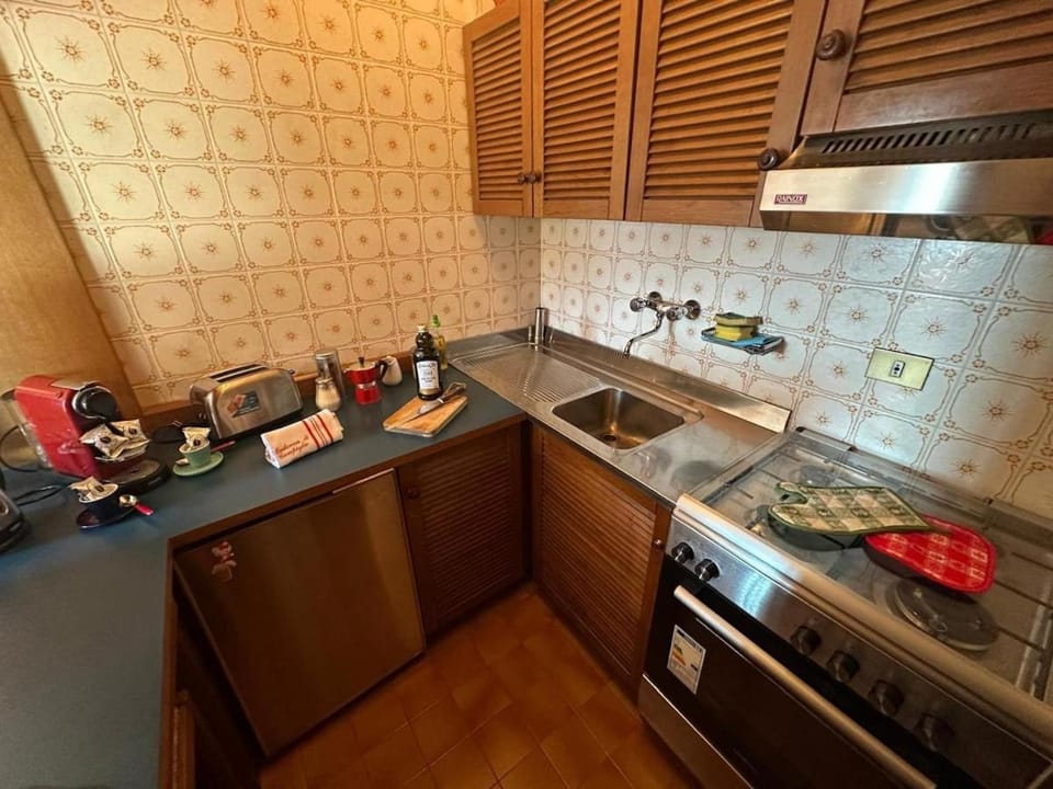 Coffee/tea facilities, Kitchen or kitchenette, stove, toaster