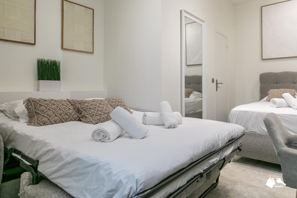 Bed, Photo of the whole room, Bedroom, towels