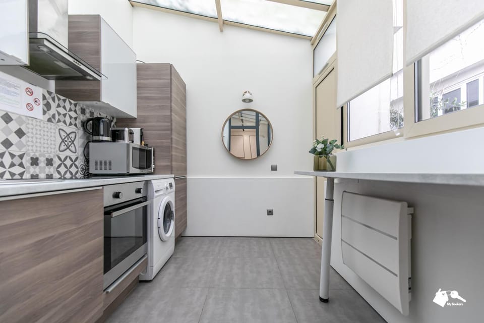 Coffee/tea facilities, Kitchen or kitchenette, oven, stove, toaster, washing machine