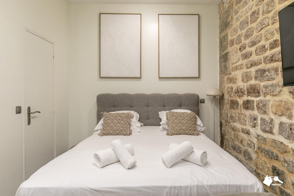 Bed, Photo of the whole room, Bedroom, towels