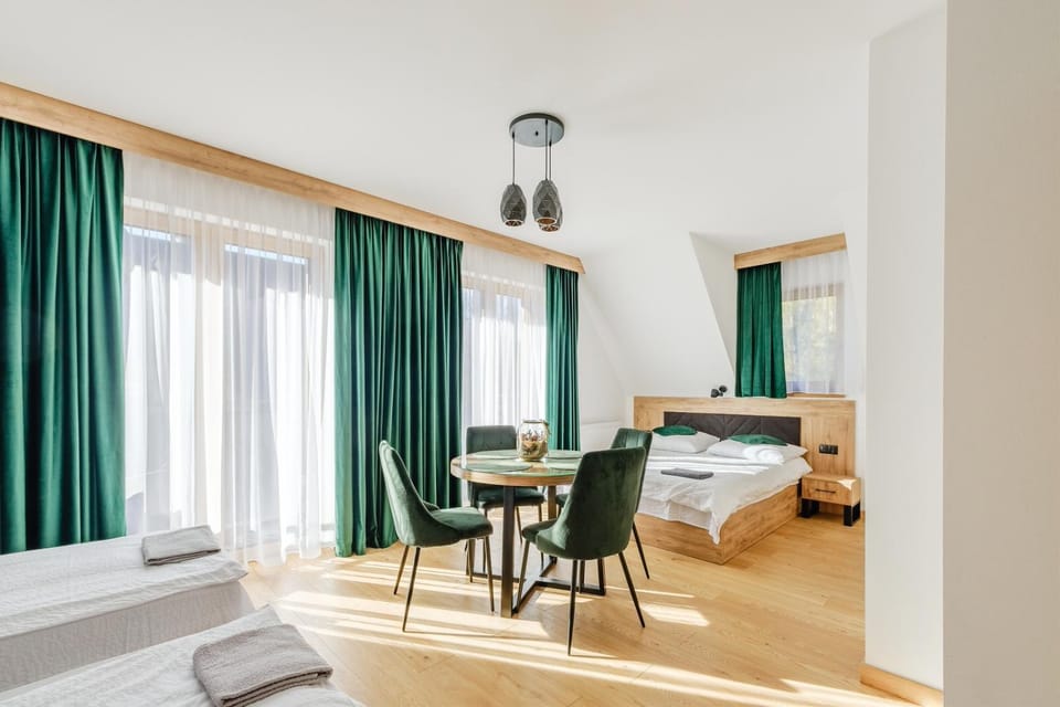 Bed, Living room, Photo of the whole room, Seating area, Dining area, Bedroom, towels