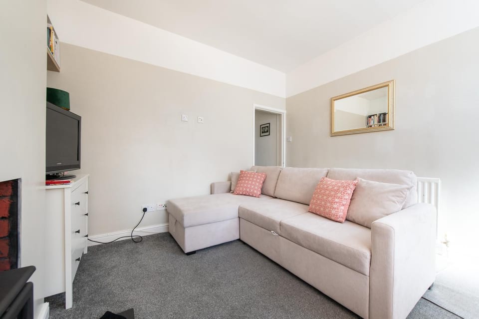 Central 2 BR Cosy House House in Rugby