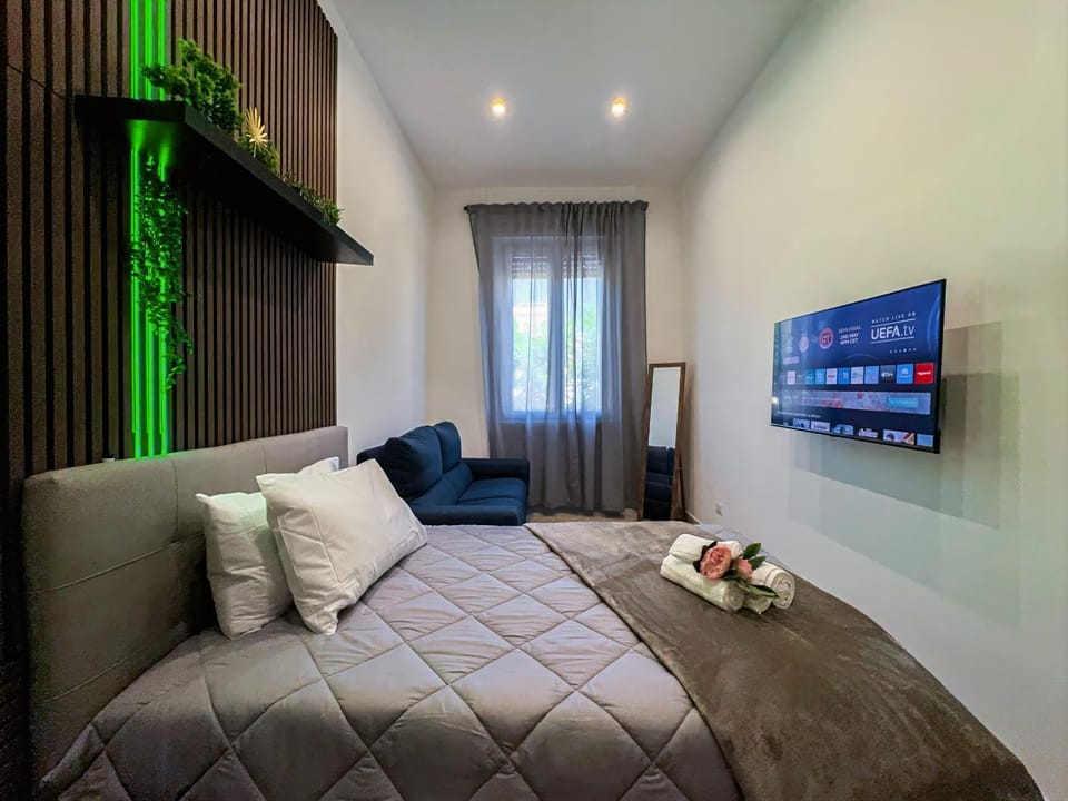 Bed, TV and multimedia, Photo of the whole room, Bedroom