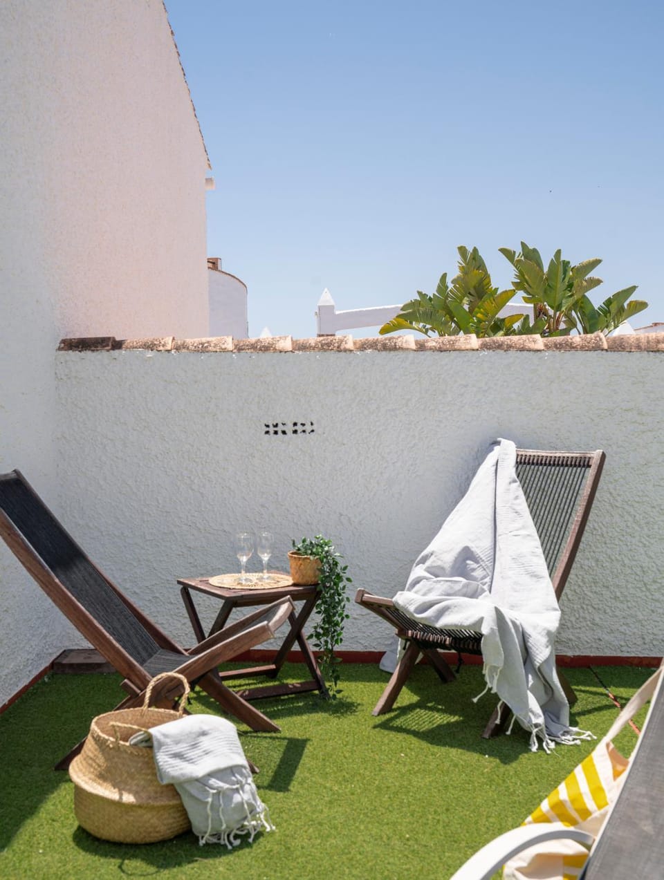 Patio, Day, sunbed