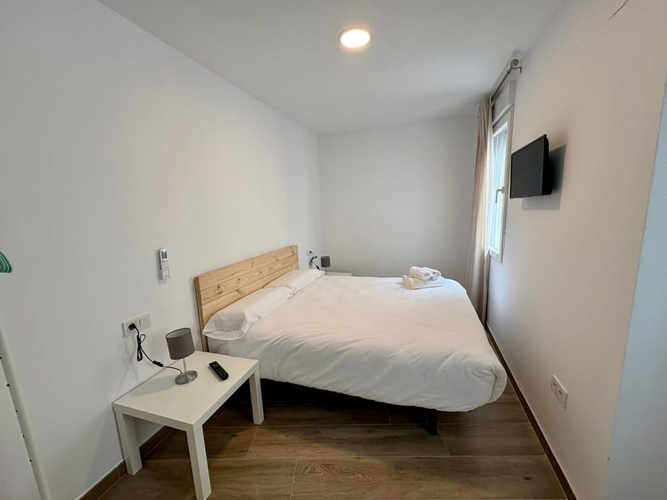 Bed, TV and multimedia, Photo of the whole room, Bedroom
