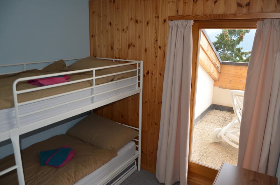 Bedroom, bunk bed