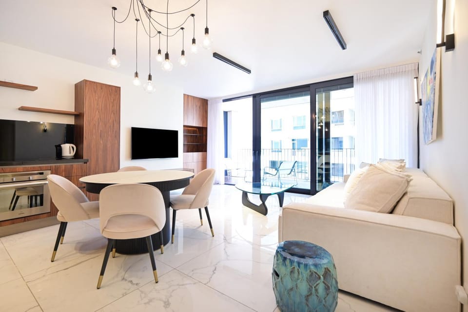 TV and multimedia, Living room, Seating area, Dining area