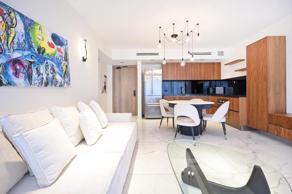 Kitchen or kitchenette, Living room, Seating area, Dining area
