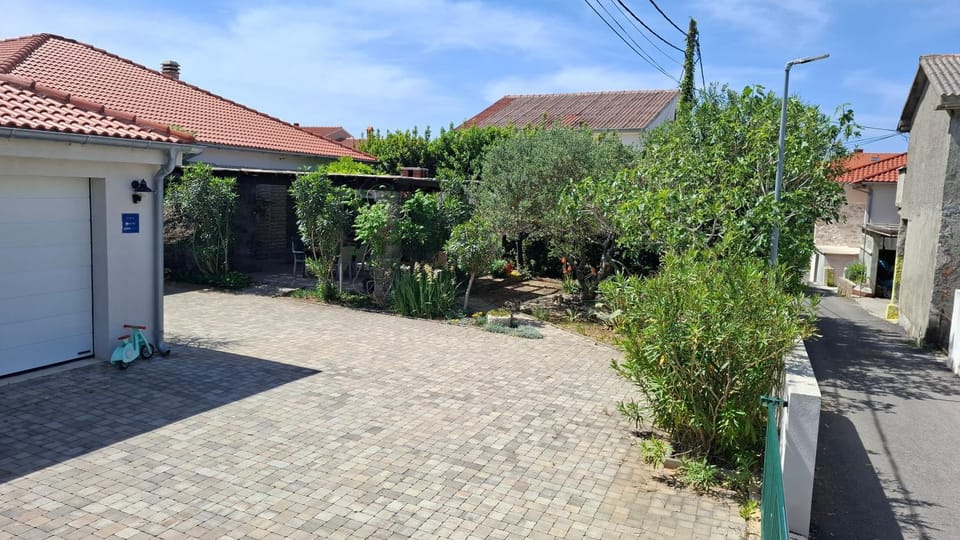 Property building, Facade/entrance, Neighbourhood, Garden view, Street view