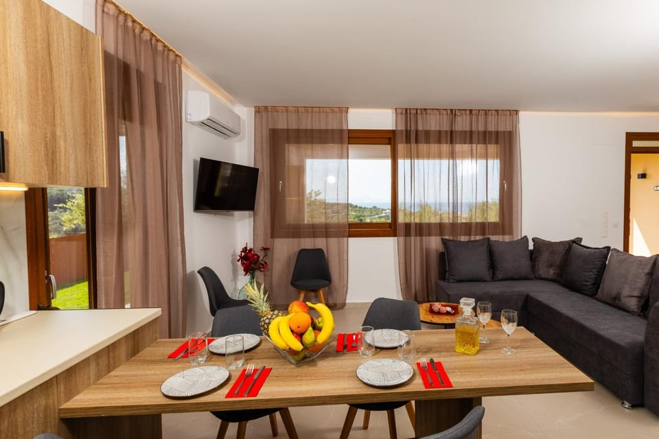 Communal lounge/ TV room, TV and multimedia, Living room, Food and drinks, Seating area, Dining area, Evening entertainment, Food, Drinks