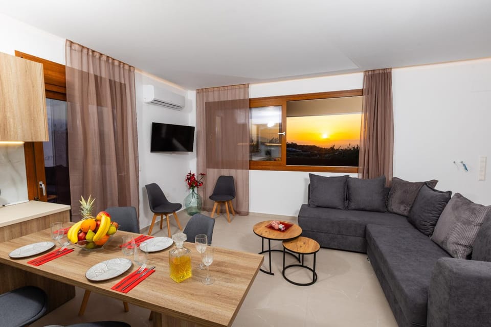 Communal lounge/ TV room, TV and multimedia, Living room, Food and drinks, Seating area, Dining area, Evening entertainment, Food, Drinks