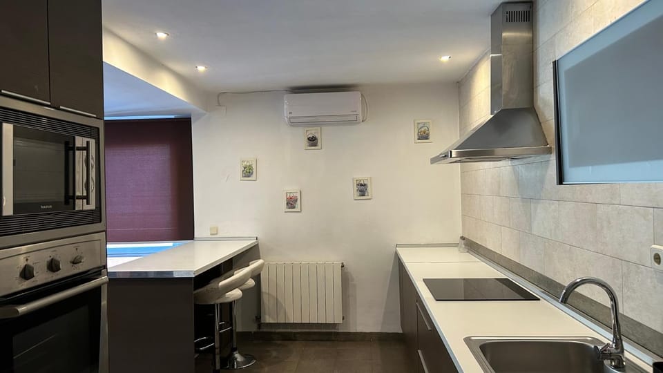 Kitchen or kitchenette, air conditioner