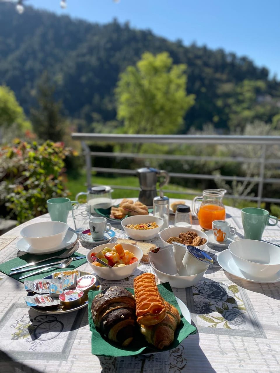 Day, Natural landscape, Coffee/tea facilities, Food and drinks, Dining area, Food, Mountain view, Breakfast, Continental breakfast