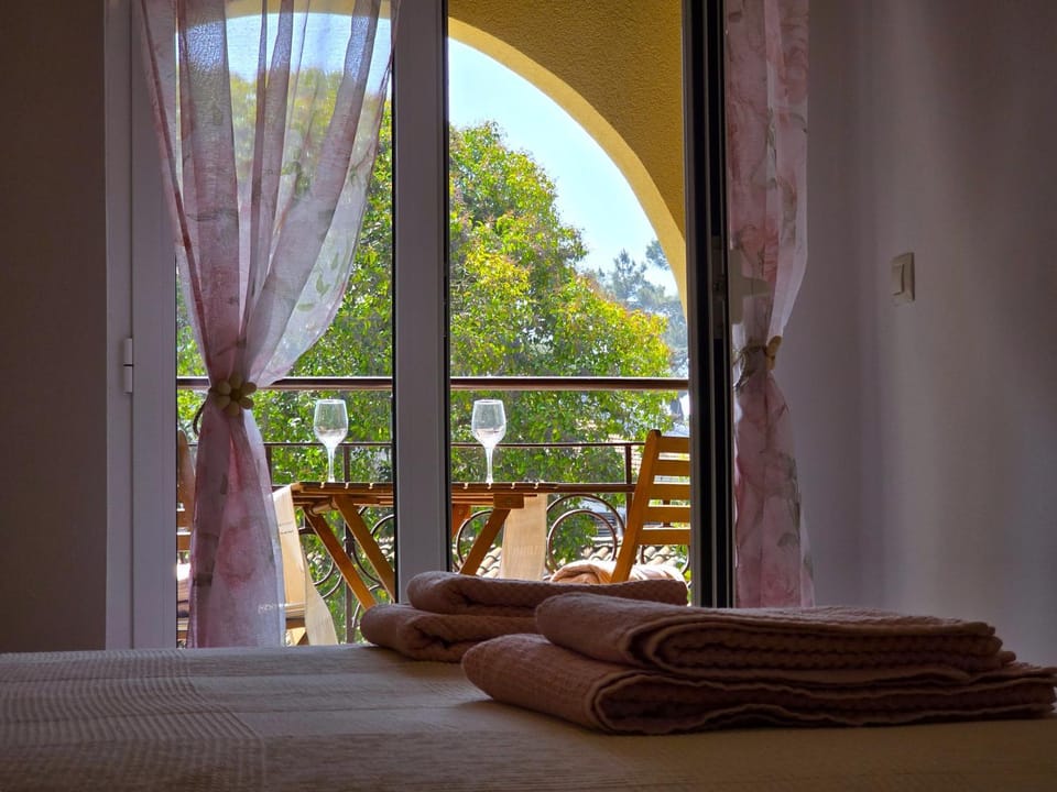 Bed, Balcony/Terrace, Seating area, Dining area, Bedroom, towels