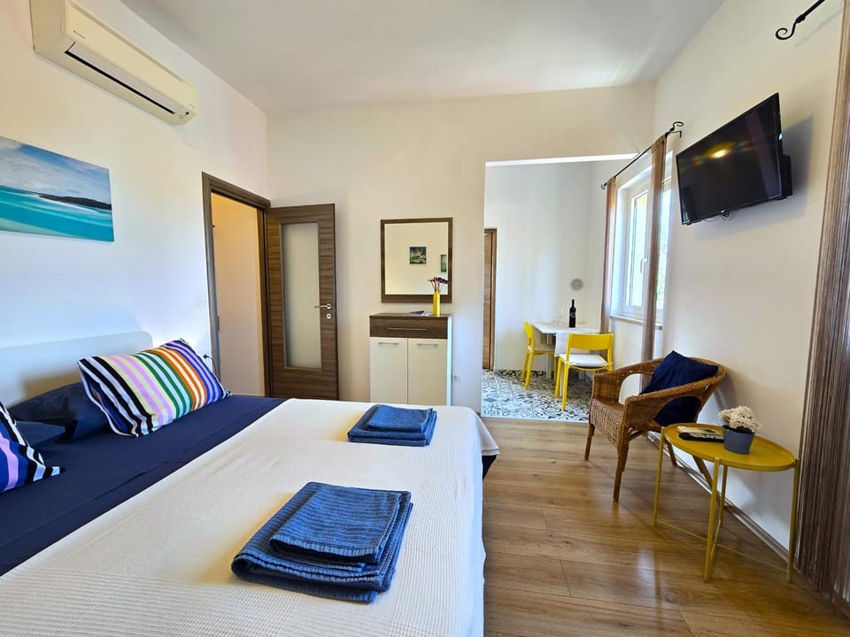 Bed, TV and multimedia, Living room, Photo of the whole room, Seating area, Dining area, Bedroom, towels, air conditioner