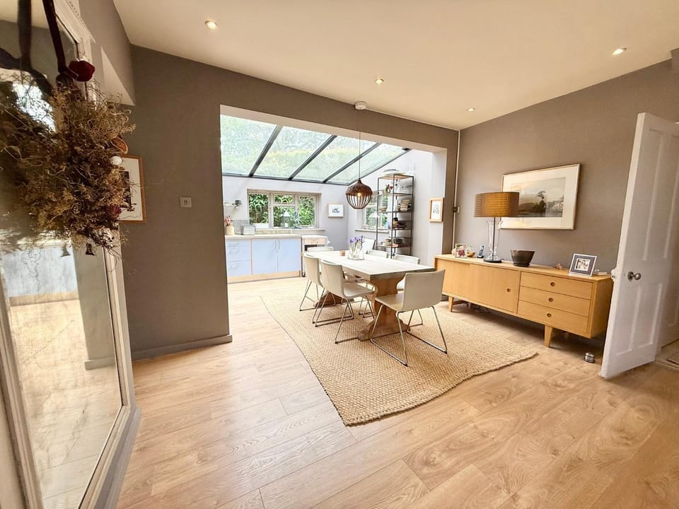 Tranquil Seaside Cottage by NewFo House in Milford on Sea