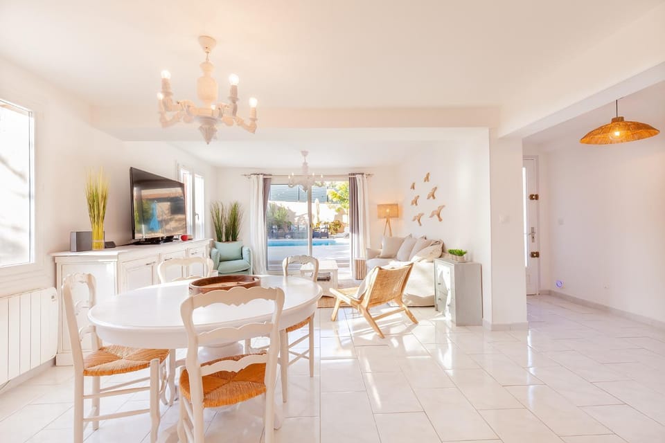 TV and multimedia, Living room, Dining area