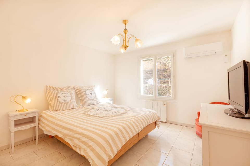 Bed, TV and multimedia, Bedroom, hair dresser